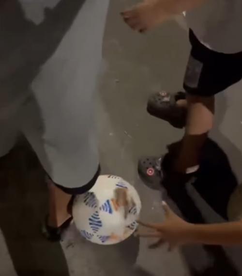 Viral! Bocah Kecil Ramai-Ramai Lindungi Perempuan yang Diganggu Pria di Pinggir Jalan