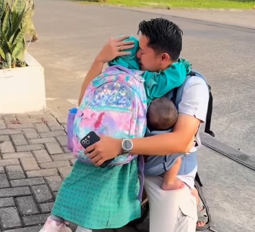Viral! Ayah Menangis Histeris Antar Anak di Hari Pertama Sekolah: Dunia Jangan Jahat-Jahat Ya